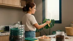 7 ajustes simples para deixar o jardim interno mais bonito e saudável sem gastar quase nada