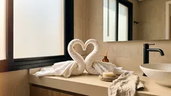 Estas 9 esculturas em toalha mudam o banheiro em minutos — e um detalhe de hotel que quase ninguém faz